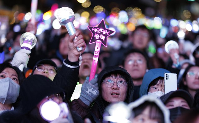 Người Hàn Quốc biểu tình như mở hội 