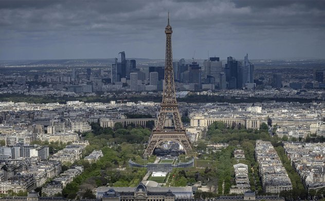 Công ty quản lý tháp Eiffel bác tin có hỏa hoạn