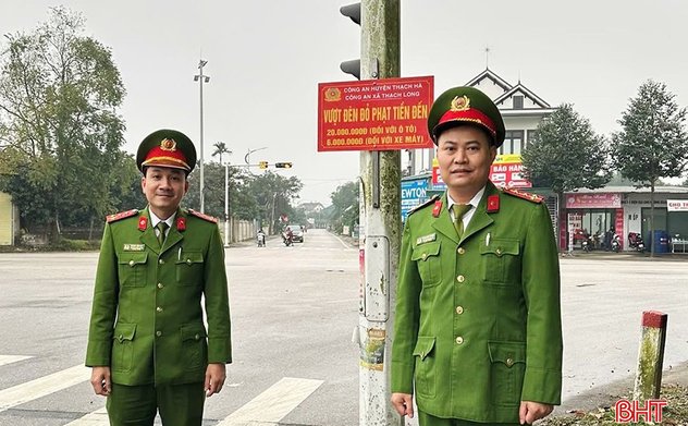 Đặt biển tuyên truyền mức phạt vượt đèn đỏ tại nhiều ngã tư ở Hà Tĩnh