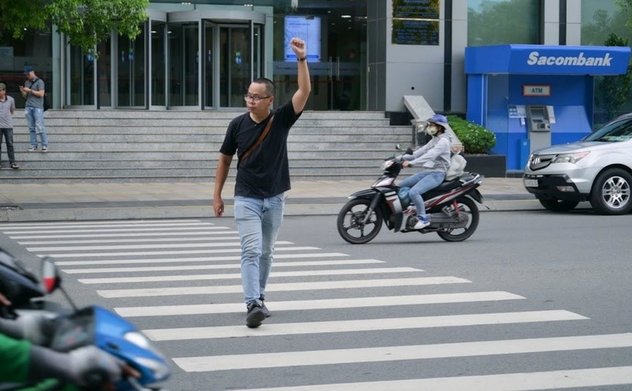 Người đi bộ không ra tín hiệu bằng tay khi sang đường cũng có thể bị phạt