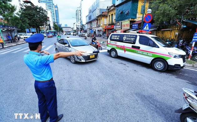 Bộ Công an: Vượt đèn đỏ để nhường đường cho xe cấp cứu sẽ không bị phạt 