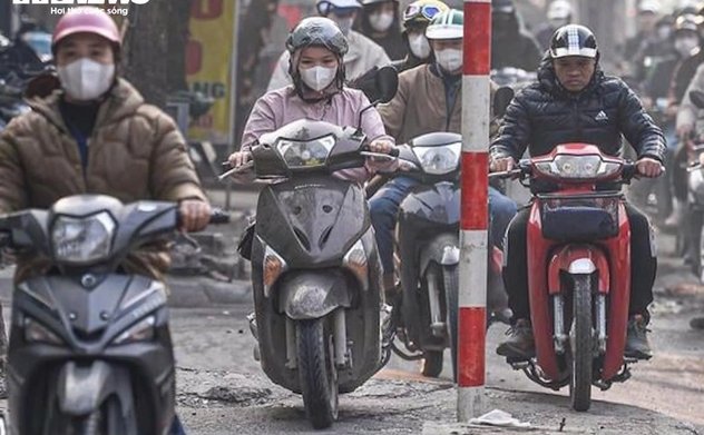 Năm 2025, trường hợp nào đi xe máy trên vỉa hè không bị phạt tiền? 