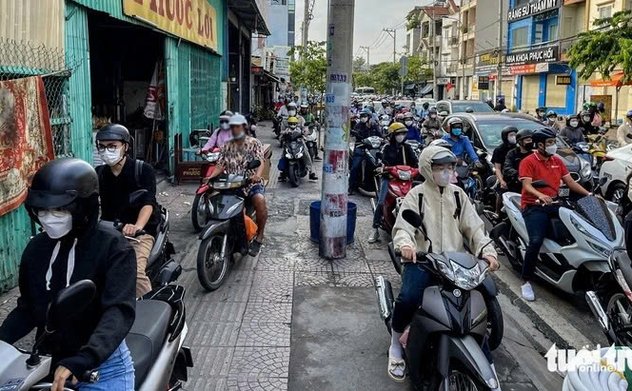 Đề xuất tạm cho xe đi lên vỉa hè, thực hư ra sao?