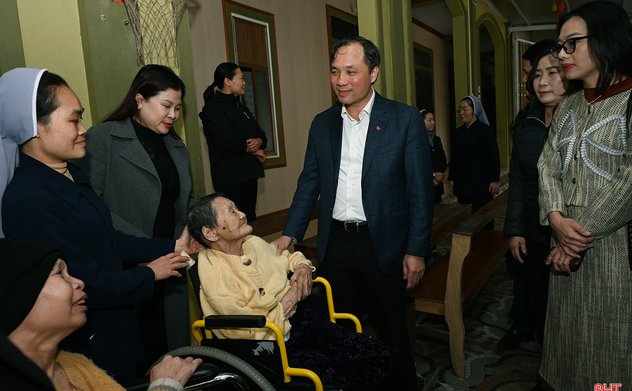 Bí thư Tỉnh ủy thăm, tặng quà Trung tâm từ thiện Thiên Ân