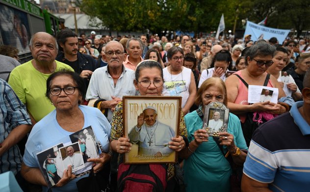 Tín đồ khắp thế giới cầu nguyện cho Giáo hoàng Francis