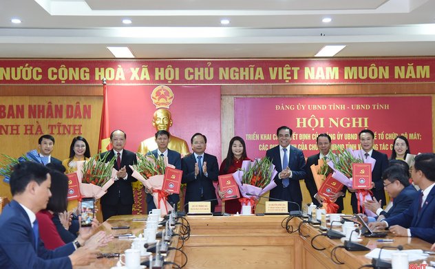 Công bố các quyết định của Đảng ủy UBND tỉnh, Chủ tịch UBND tỉnh về tổ chức bộ máy, công tác cán bộ