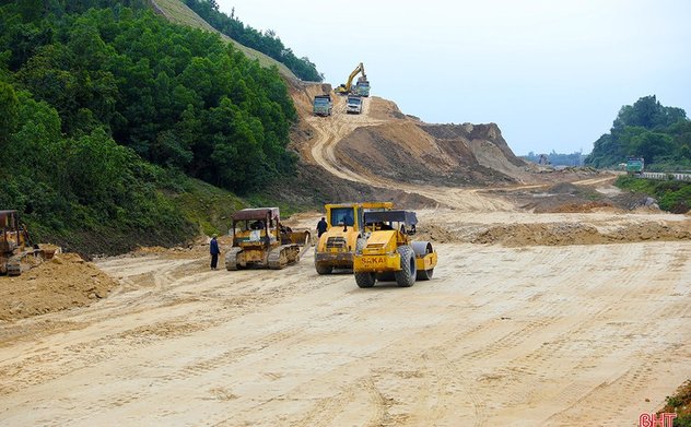 UBND tỉnh đôn đốc đẩy mạnh phân bổ, giải ngân vốn đầu tư công 