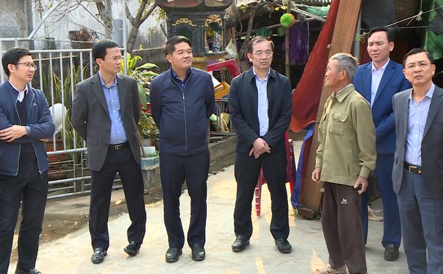 Chủ tịch UBMTTQ tỉnh kiểm tra tiến độ xây dựng nhà tạm, nhà dột nát