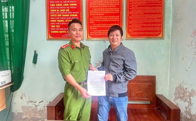 Công an xã Xuân Viên hỗ trợ người dân nhận lại 50 triệu đồng do chuyển nhầm