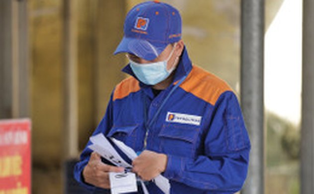 Giá xăng giảm mạnh 