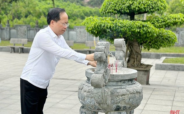 Bí thư Tỉnh ủy dâng hương tưởng niệm cố Tổng Bí thư Hà Huy Tập