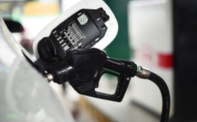 Giá xăng RON 95 vượt 19.500 đồng một lít