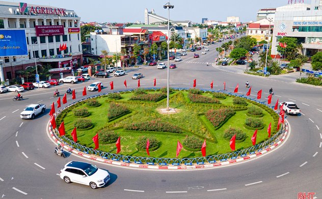 Thành Sen thắm màu cờ Tổ quốc đón mừng đại lễ 30/4 