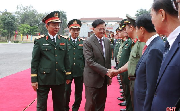 Tổng Bí thư, Chủ tịch nước Lào thăm, làm việc với cán bộ, chiến sỹ Quân khu 4