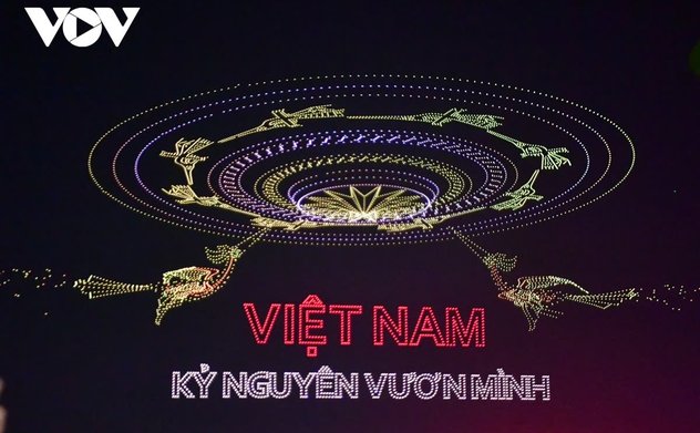 10.500 drone trên bầu trời TP.HCM tạo hình xe tăng tiến vào Dinh Độc Lập 