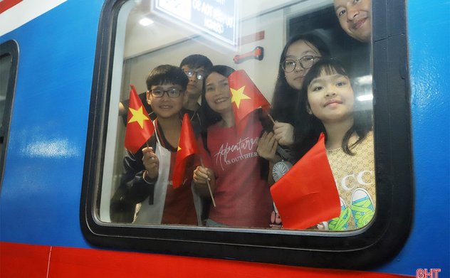 Hành khách Hà Tĩnh tự hào khi có mặt trên "Đoàn tàu Thống Nhất"