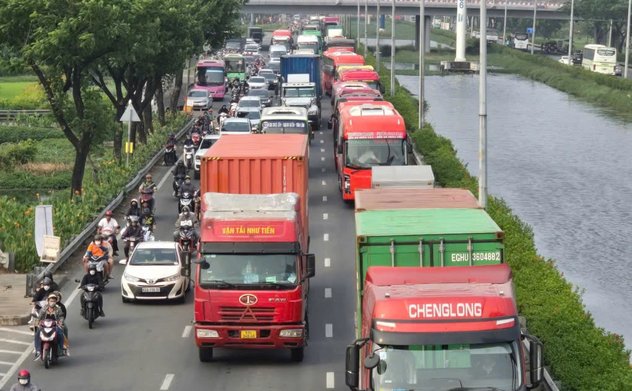 Lãnh đạo Ủy ban An toàn giao thông quốc gia kiến nghị Bộ Xây dựng nghiên cứu tách làn xe cơ giới và thô sơ nhằm hạn chế nguy cơ tai nạn giao thông. 