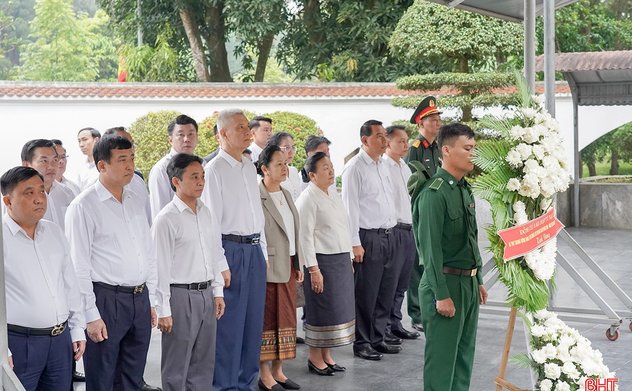 Bí thư Thành ủy Viêng Chăn dâng hương tại Ngã ba Đồng Lộc