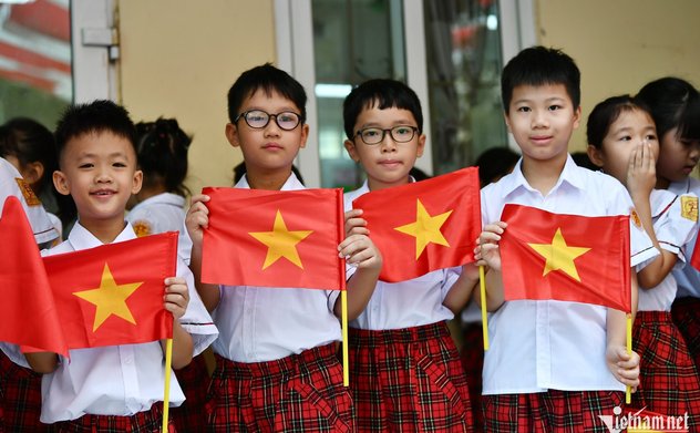 Bộ Chính trị yêu cầu có chính sách hỗ trợ phụ nữ sinh 2 con trước 35 tuổi 