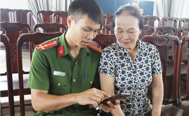Hỗ trợ người dân ứng dụng chuyển đổi số trong quá trình hoàn thiện thể chế