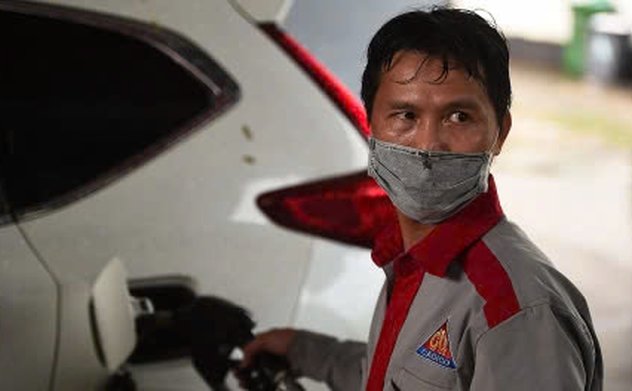 Giá xăng giảm về sát 19.500 đồng 