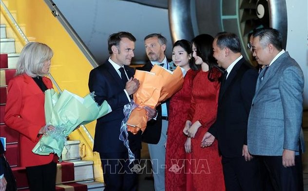 Tổng thống Pháp Emmanuel Macron và Phu nhân đến Hà Nội, bắt đầu thăm cấp Nhà nước tới Việt Nam