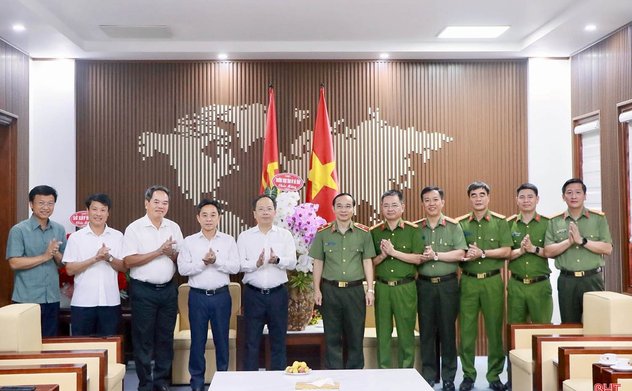 Lãnh đạo Hà Tĩnh chúc mừng Giám đốc Công an tỉnh được thăng hàm Thiếu tướng 