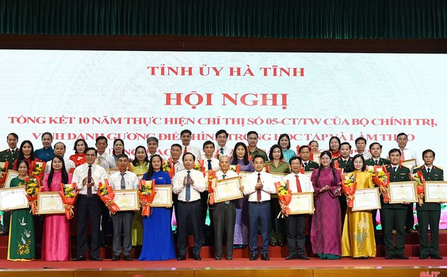 Phát huy hơn nữa vai trò nêu gương của người đứng đầu trong việc học và làm theo Bác