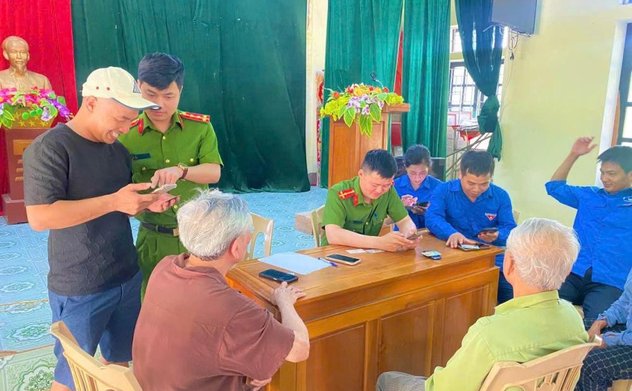 Tích cực hướng dẫn người dân góp ý sửa đổi Hiến pháp trên ứng dụng VNeID 