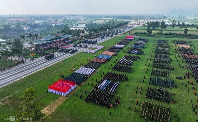 Xe tăng, pháo quân sự hợp luyện diễu binh 