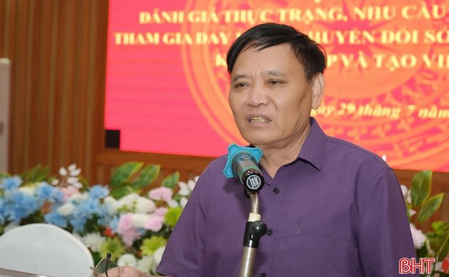 Người cao tuổi Hà Tĩnh tham gia chuyển đổi số, chuyển đổi xanh