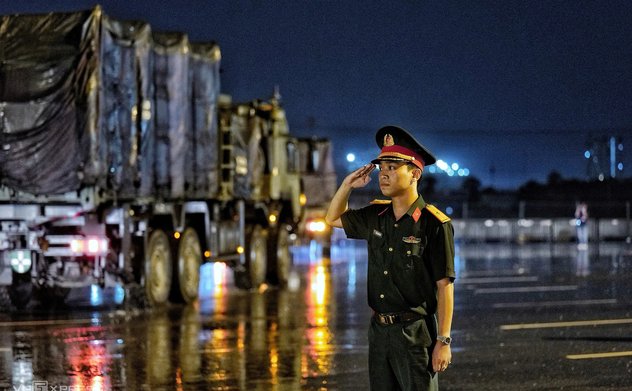 Xe tăng, khí tài quân sự 'hành quân' trong đêm mưa Hà Nội