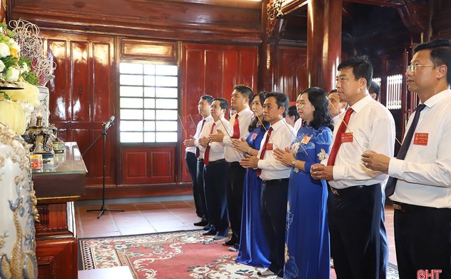 Đoàn Đại biểu Đảng bộ Các cơ quan Đảng tỉnh dâng hương báo công trước thềm đại hội 