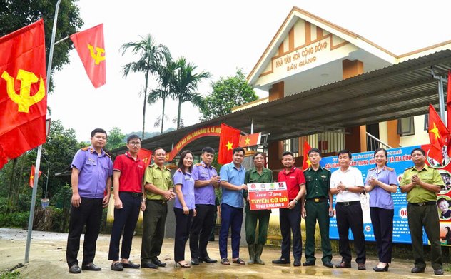 Lan tỏa niềm tự hào: Trao tặng tuyến cờ đỏ sao vàng tại Bản Giàng II, xã Hương Xuân (Hương Khê)