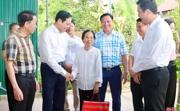 Hà Tĩnh: Trao 444 suất quà tri ân người có công với cách mạng