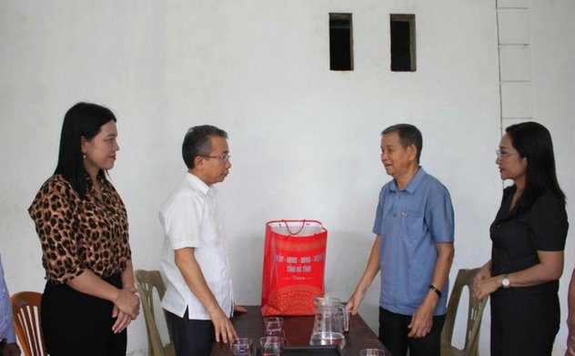 Chủ nhiệm Ủy ban Kiểm tra Tỉnh ủy thăm hỏi, tặng quà gia đình chính sách, người có công