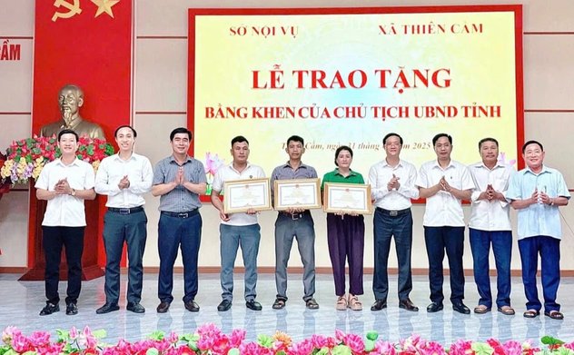 Hà Tĩnh: Khen thưởng 3 công dân cứu người trong vụ tàu chìm ở biển Thiên Cầm