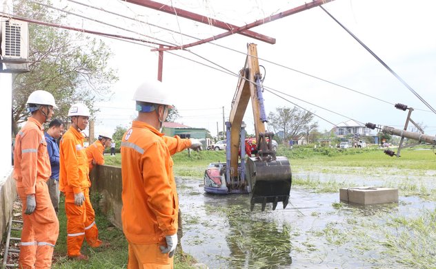Các đội xung kích EVNNPC, EVNCPC có mặt tại Hà Tĩnh, tiếp cận hiện trường khắc phục sự cố sau bão số 5 