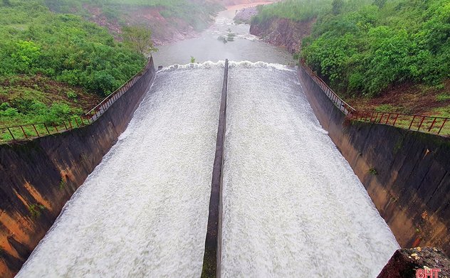 Nước vượt cao trình ngưỡng tràn, hồ Kẻ Gỗ đang xả 50 m3/giây