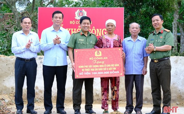 Bộ Công an xây nhà mới cho hộ dân bị thiệt hại nặng trong bão số 5 