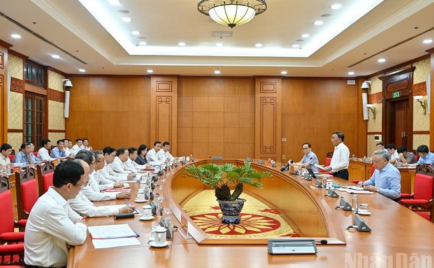 Thường trực Ban Bí thư Trần Cẩm Tú và các đại biểu cùng các đồng chí trong Ban Thường vụ Tỉnh ủy Hà Tĩnh.