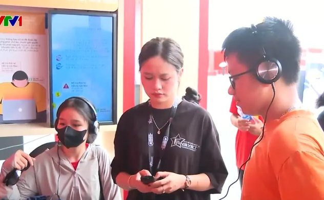 Người dân được đeo tai phone, lắng nghe cuộc gọi lừa đảo tại Triển lãm thành tựu đất nước