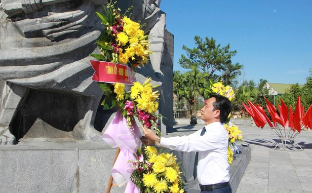 Lãnh đạo tỉnh Hà Tĩnh dâng hương nhân kỷ niệm 95 năm Xô viết Nghệ Tĩnh