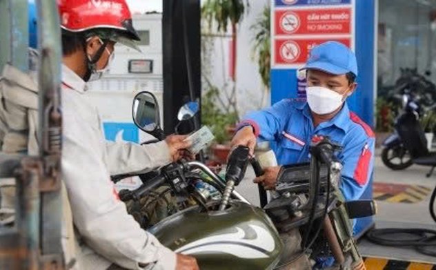 Giá xăng vượt 20.500 đồng một lít