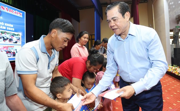 Chủ tịch UBND tỉnh dự chương trình trao học bổng cho học sinh hoàn cảnh khó khăn