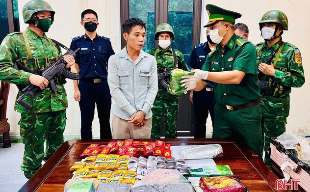 Bắt đối tượng vận chuyển 14 kg ma túy qua biên giới Hà Tĩnh