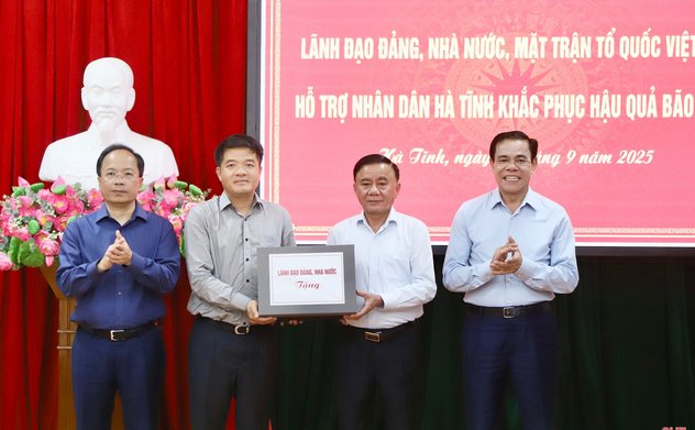 Trao hỗ trợ của Đảng, Nhà nước giúp Nhân dân Hà Tĩnh khắc phục hậu quả bão số 10
