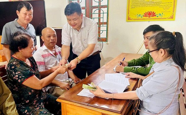Hà Tĩnh chi trả tiền quà Quốc khánh cho người dân