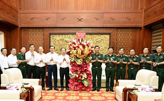 Lãnh đạo tỉnh Hà Tĩnh chúc mừng Bộ Tư lệnh Quân khu 4 