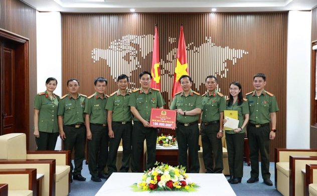 Công an thành phố Huế thăm, động viên Công an Hà Tĩnh khắc phục hậu quả bão số 10 